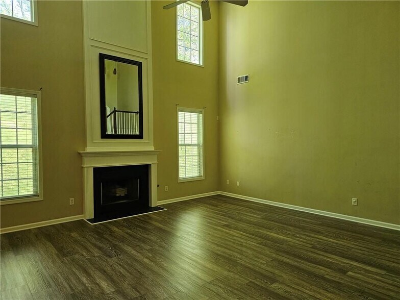 Building Photo - 2350 Kirkstone Dr
