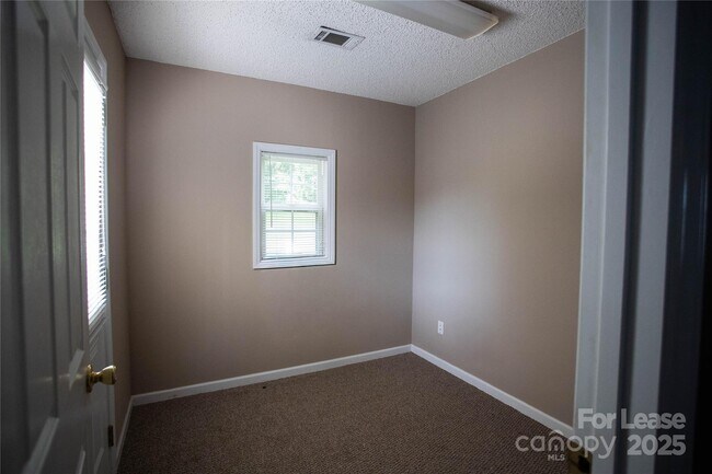 Building Photo - 322 Cottonwood Park Dr