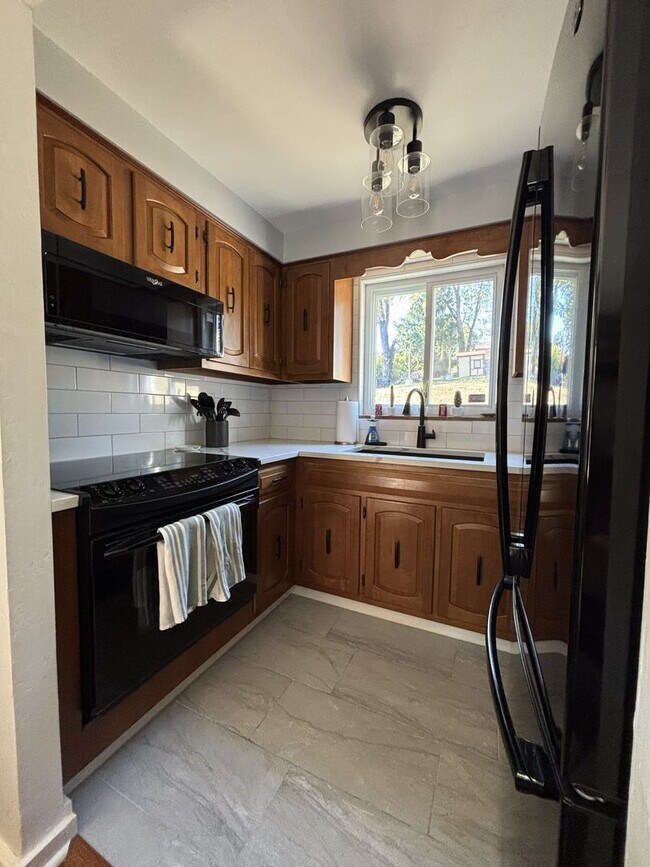 Building Photo - 3 Bed 1 Bath in Coraopolis, PA