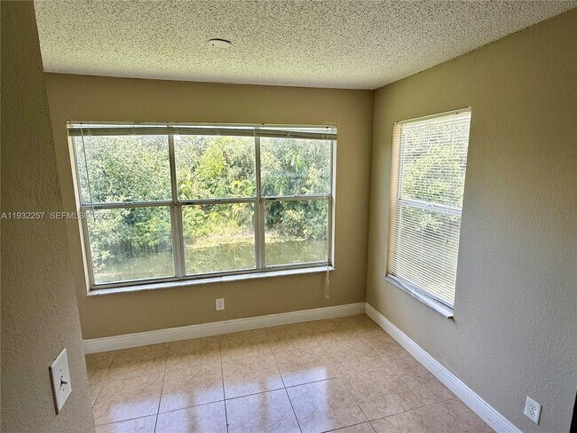 Building Photo - 595 Vista Isles Dr