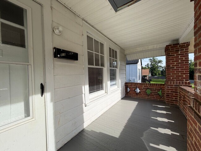 Building Photo - 918 Darlington Way SW