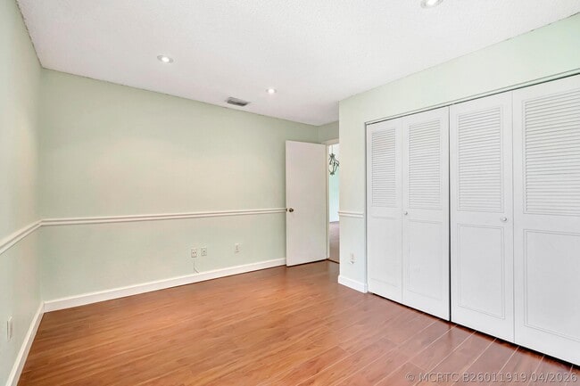 Building Photo - 351 Club Cir