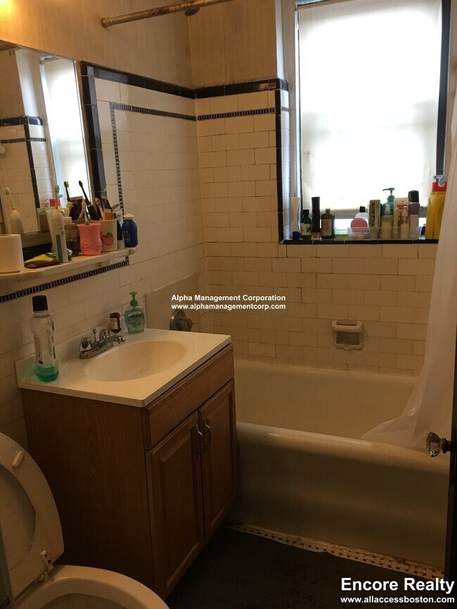 Building Photo - 349 Pleasant St