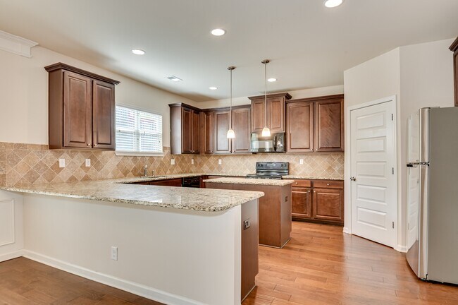 Building Photo - 5014 Vine Ln