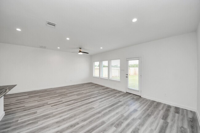 Building Photo - 10327 Sylvan Wds Trl