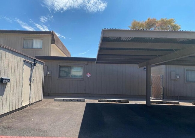 Building Photo - 1609 E Ellis Dr