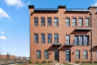 Building Photo - Stunning 4BR / 4.5BA End-Unit Townhome in Brambleton - Built in 2024!