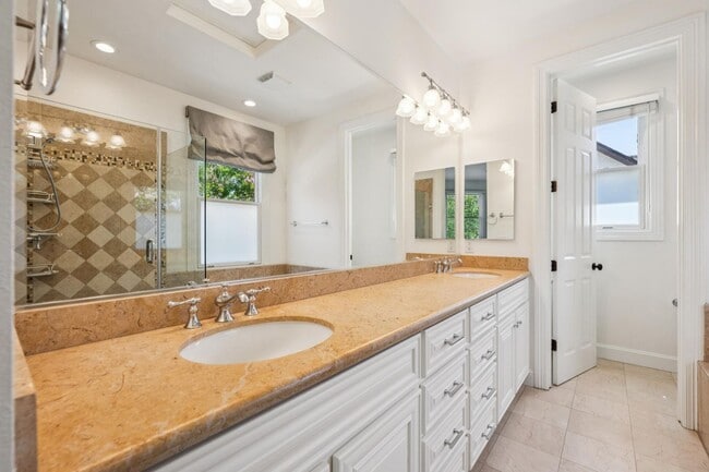 Building Photo - Luxurious Home in Downtown Palo Alto Available Now