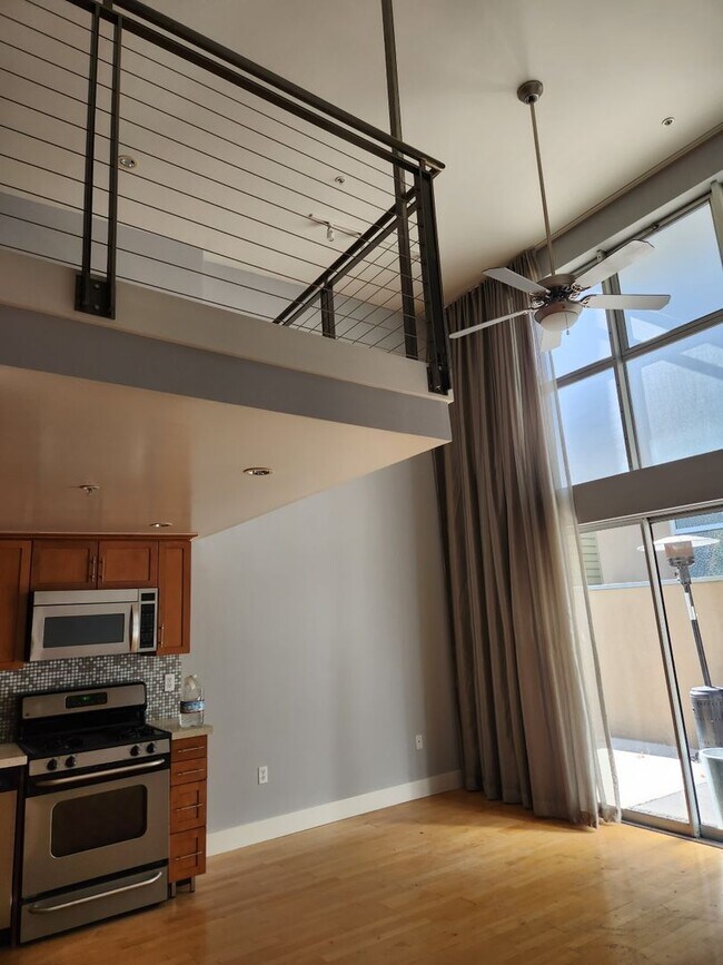 Building Photo - Epic REA/Azari PM: Private Oasis, 1 BR/ 1....