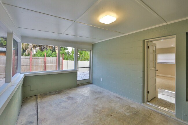 Building Photo - 14160 Victoria Rd
