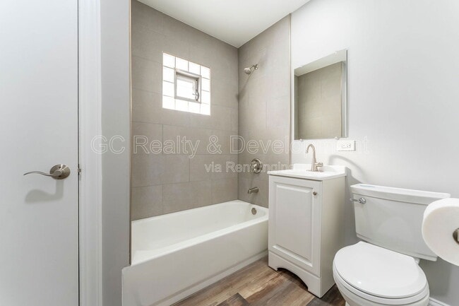 Building Photo - 390 Oak Ave