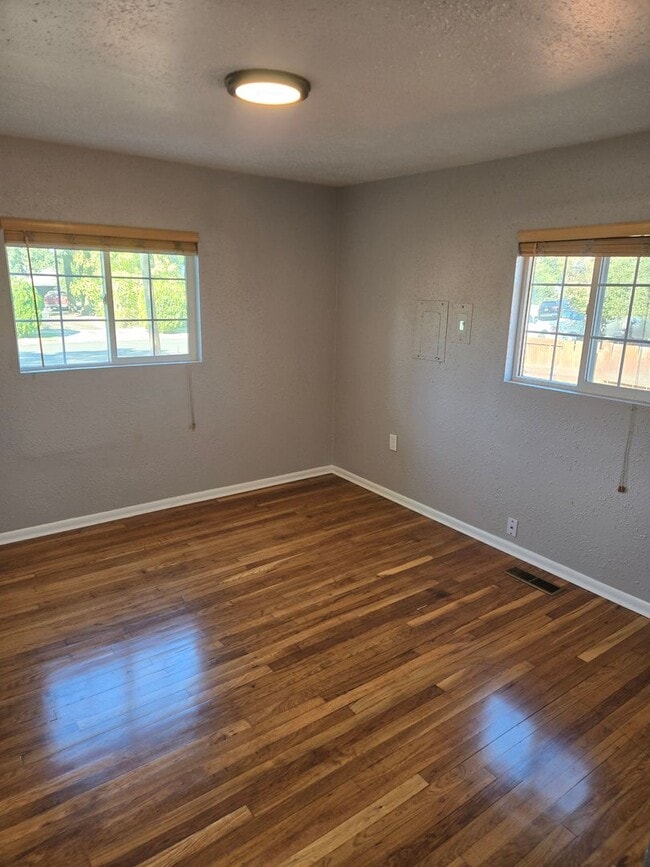 Building Photo - House with Master Suite