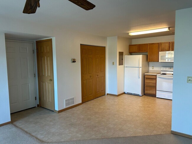 Building Photo - Great location, nice condo FRESH PAINT NOW AND NEW WINDOWS !