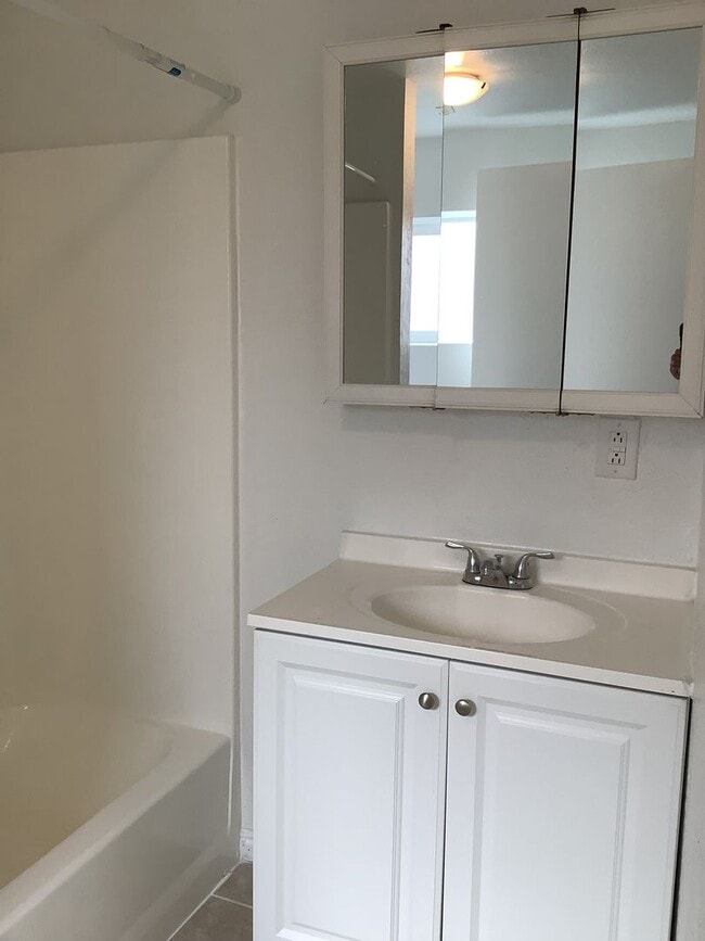 Building Photo - Spacious and bright 3-bedroom, 2-bathroom ...