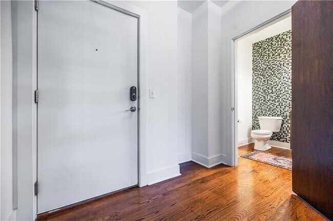 Building Photo - 1221 Caroline St NE