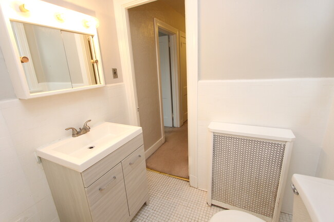 Bathroom - 3353 Dawson St