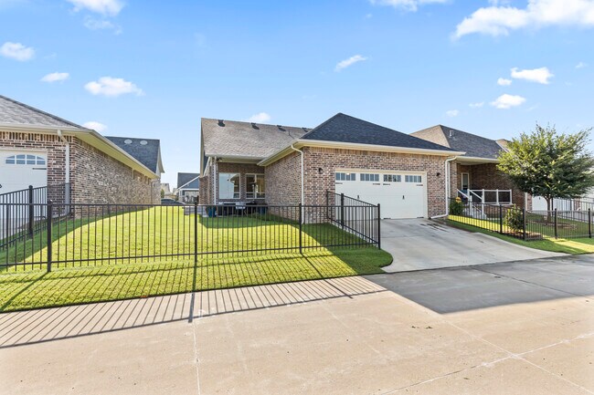 Building Photo - 1901 Plaza District Dr