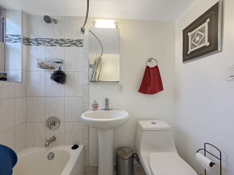 Building Photo - 2650 Birney Pl SE