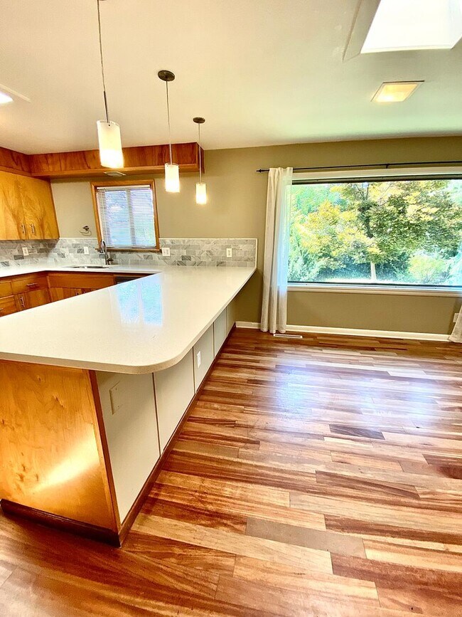 Building Photo - 4 Bedroom 2.5 bath on Central Rim minutes from downtown