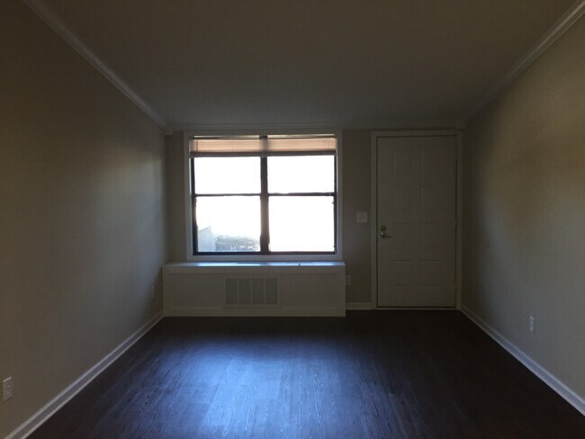 Building Photo - 1 BEDROOM AVAILABLE FEBRUARY 9TH!