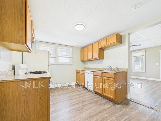 Building Photo - 428 Allyn St
