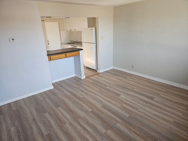 Building Photo - 1 BR 1 BATH FULL REMODEL UPPER UNIT FREE RENT OAC