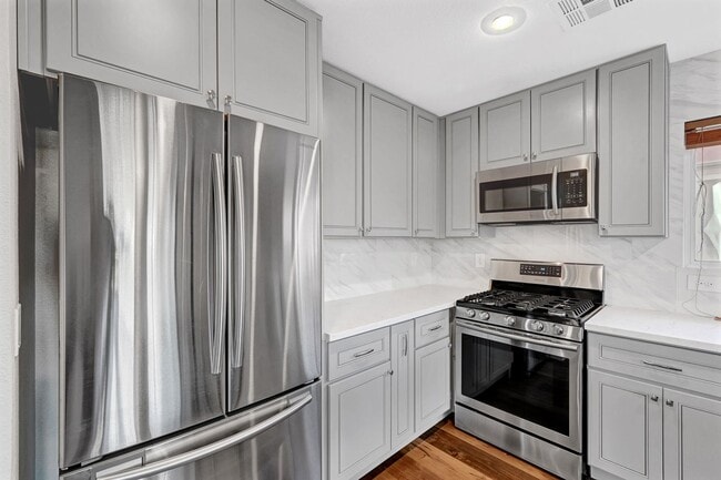 Building Photo - Remodeled Three Bedroom in Summerlin! No carpet!