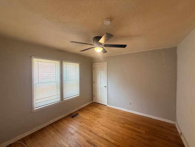 Building Photo - "Charming 3-Bed, 1 bath Retreat with Beautiful Floors on Laura Avenue!"