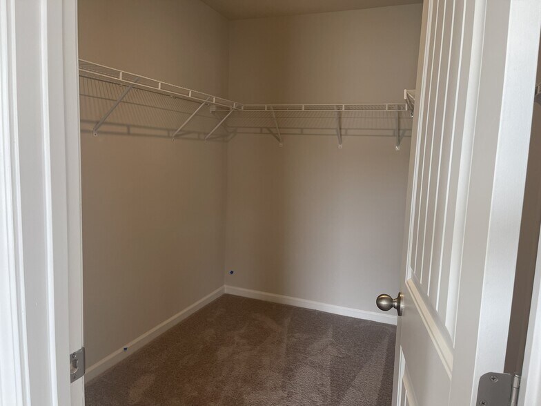 Building Photo - 9 Pineview Dr