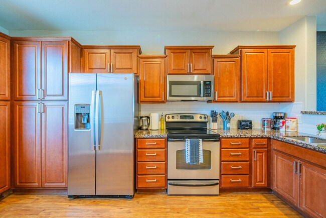 Building Photo - 1275 E University Dr