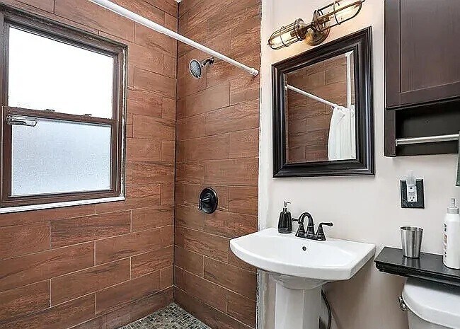 Bathroom - 613 Belmont St