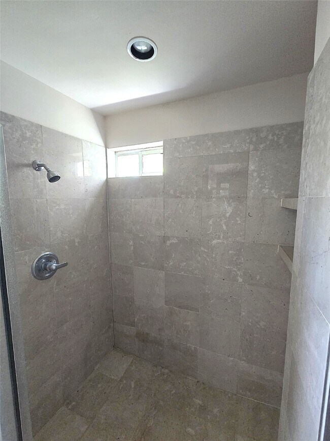 Building Photo - 3231 Hemingway Dr