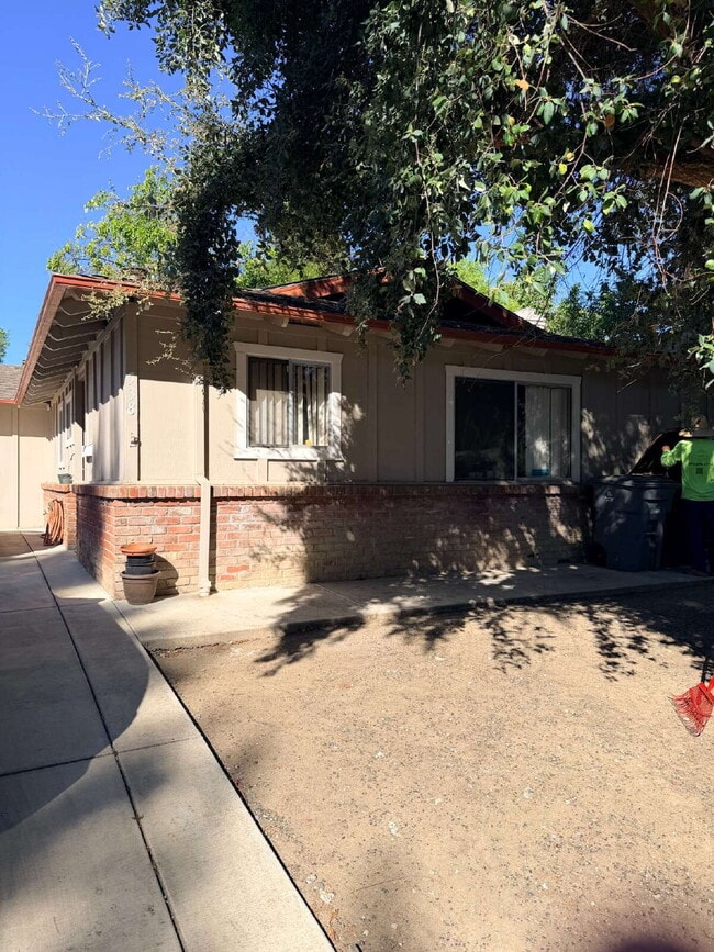 Building Photo - Private bedroom within a 4 Bed / 3 Bath Duplex in Central Davis — Available now.