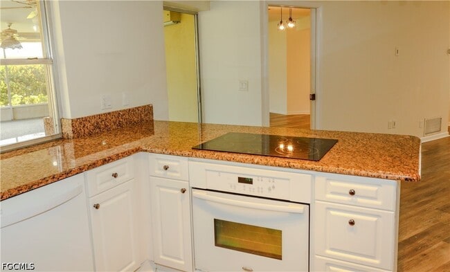 Building Photo - 5654 Eichen Cir