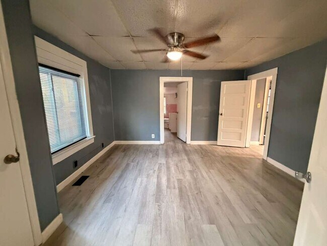 Building Photo - AVAILABLE NOW! Move-In Special Available – Free First Month’s Rent!