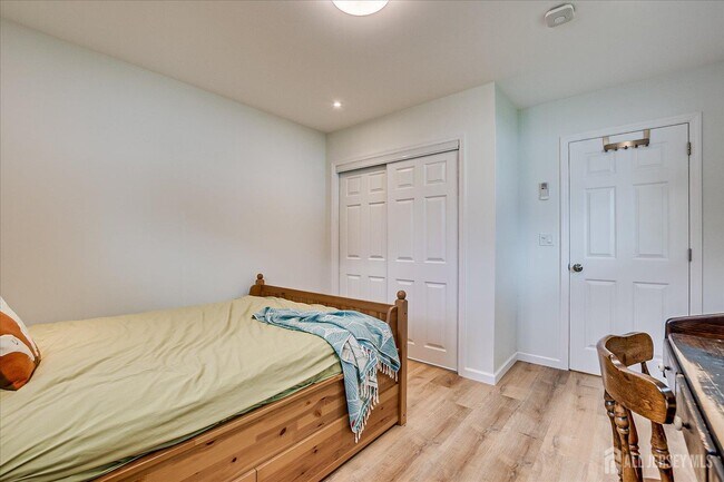 Building Photo - 9 Regent Ct