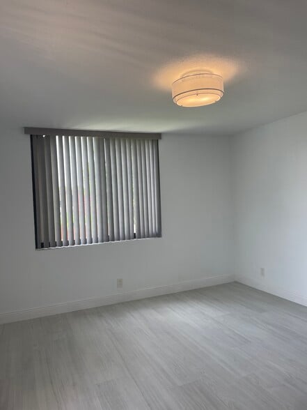 Master - 3878 Victoria Dr