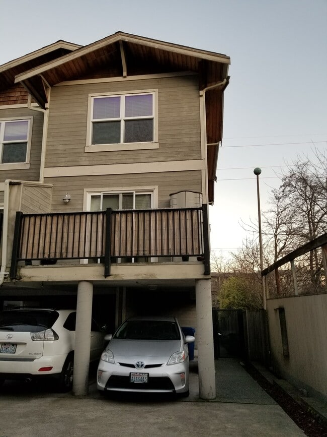 Building Photo - 809 Taylor Ave N