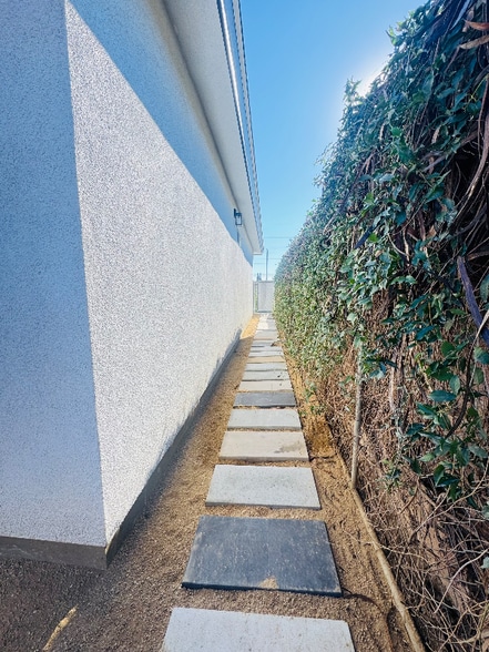 Building Photo - 889 W 8th St