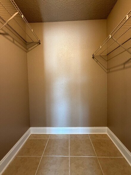 Building Photo - 4658 Commander Dr