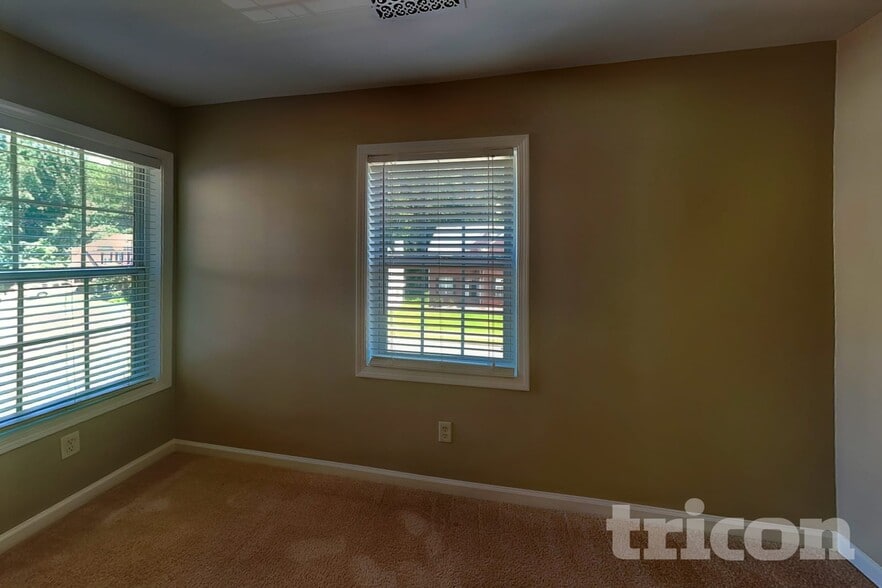 Building Photo - 323 Ivy Manor Dr NW