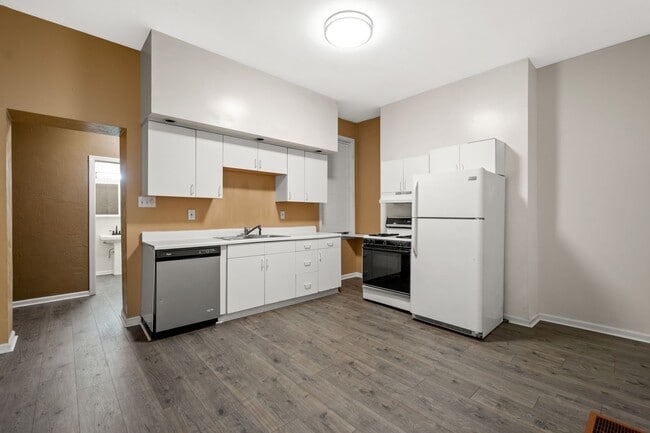 Primary Photo - MOVE IN SPECIAL! $800 OFF 1ST MONTH'S RENT...