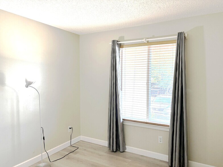 Building Photo - 44850 Bayview Dr