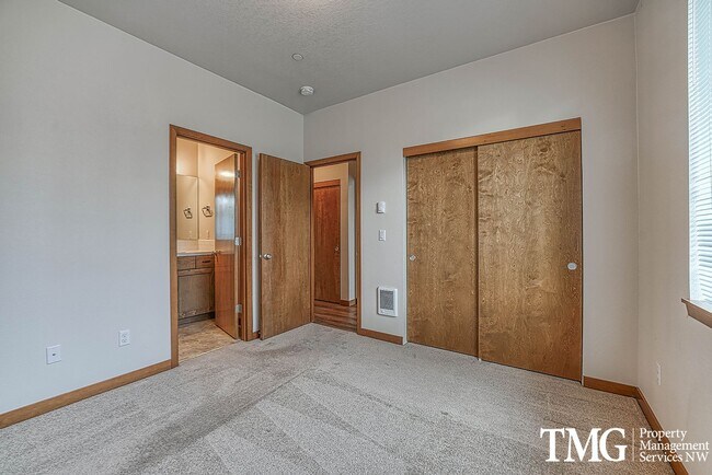 Building Photo - 2BD Duplex in Great Washougal Location! Beautiful Finishes!