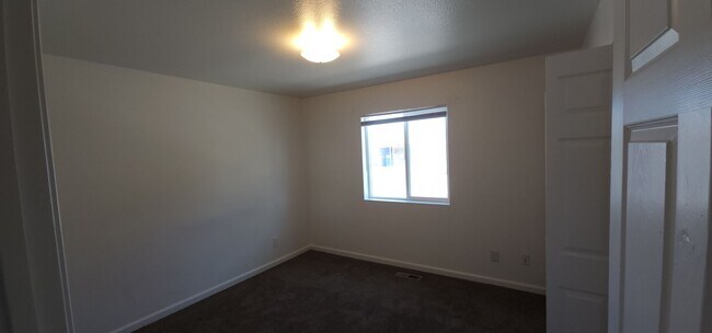 Building Photo - 1240 W Newlands Dr