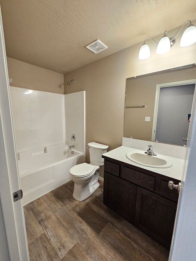 Building Photo - First month rent FREE with 12 month lease!