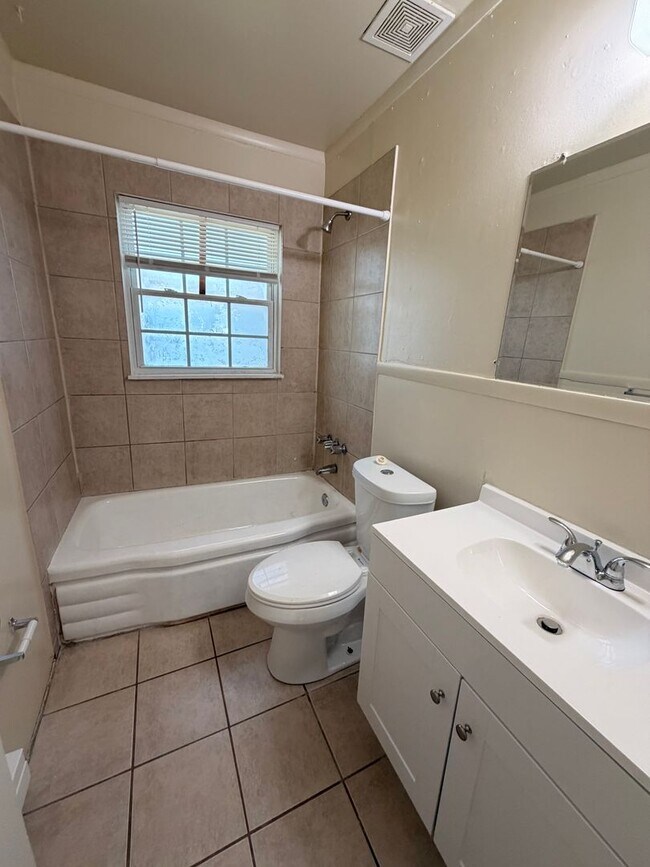 Building Photo - 1437 Oakcrest Dr