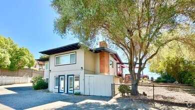 Building Photo - Upgraded & Remodeled Unit in Fallbrook!  H...