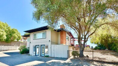 Building Photo - Upgraded & Remodeled Unit in Fallbrook!  H...