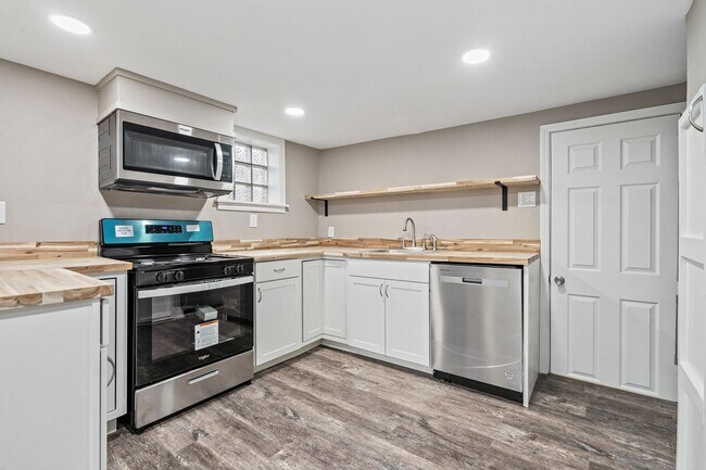 Building Photo - Recently Renovated 4 Bedroom Home in Swissvale - Available in March